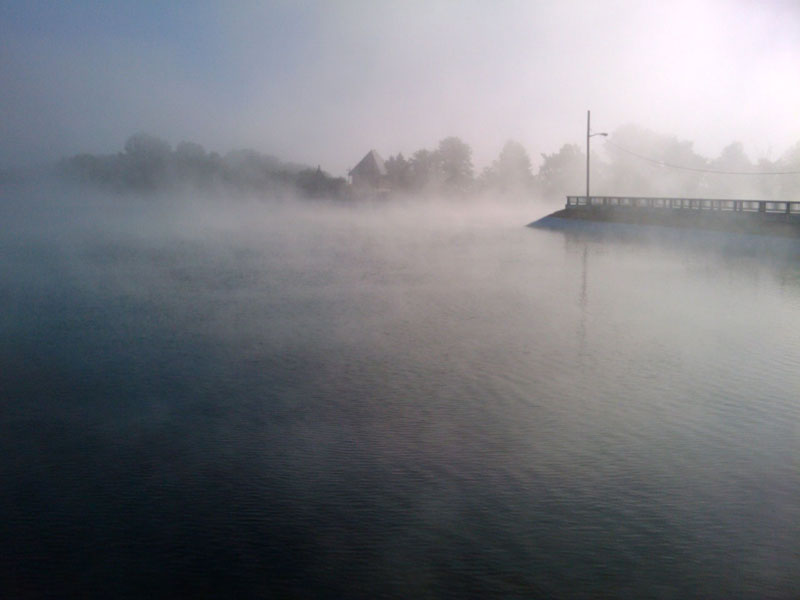 水上の霧